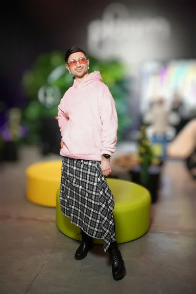 ArtEm Bilodid у повсякденному образі, що демонструє природність та відкритість